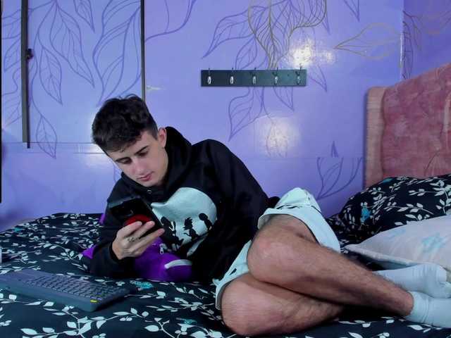 Live sex webcam photo for Theslimboy #277870773