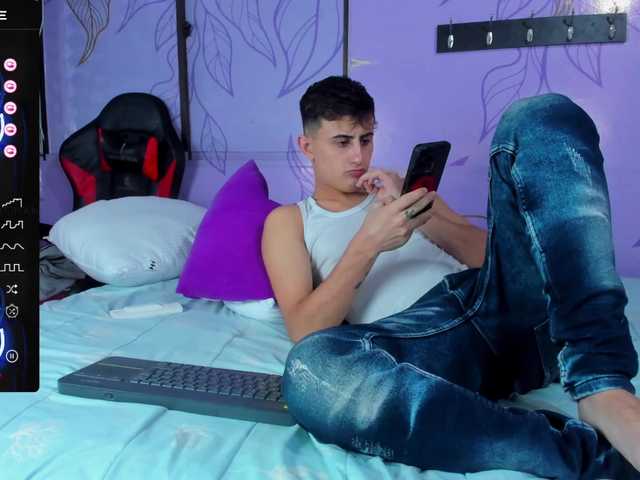 Live sex webcam photo for Theslimboy #277909359