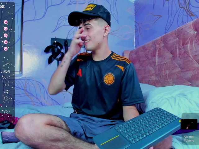 Live sex webcam photo for Theslimboy #288445903