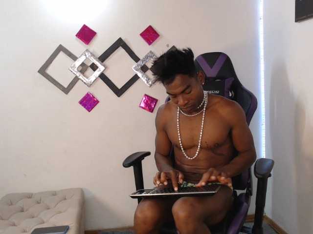 Live sex webcam photo for Theylor-Droz38 #275639036