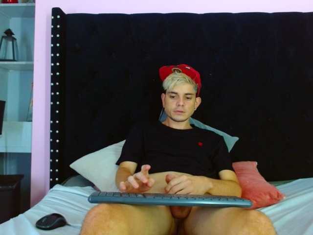 Live sex webcam photo for ThomasCarter1 #276000735