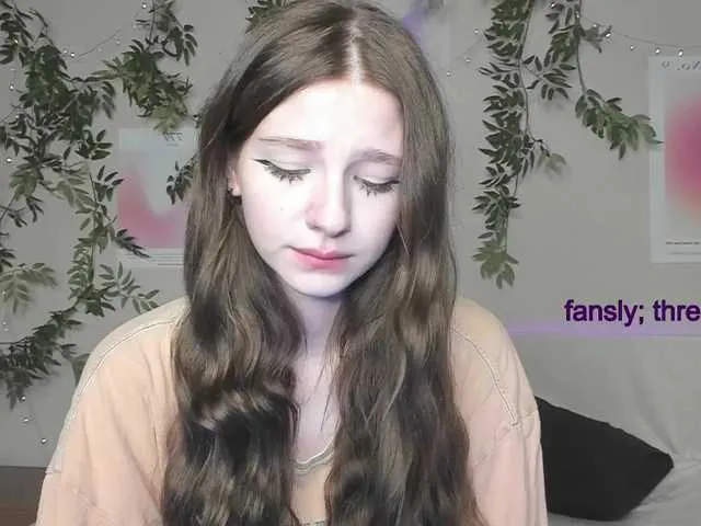 Live sex webcam photo for ThreeHannahhh #277064648