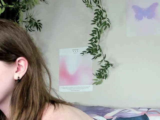 Live sex webcam photo for ThreeHannahhh #277243656