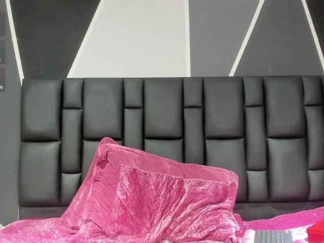 Live sex webcam photo for Tiara- #290440665