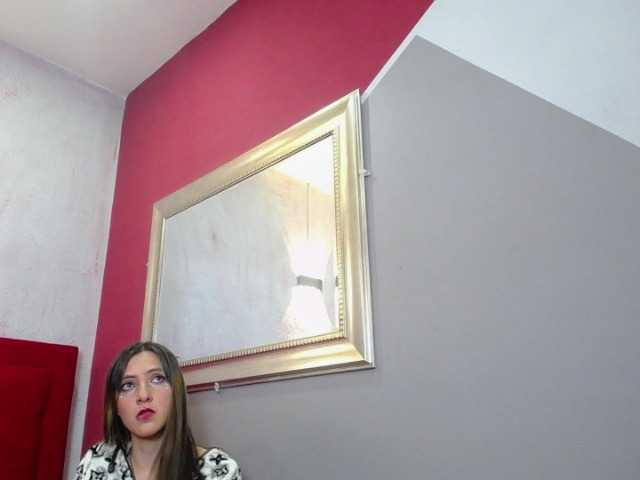 Live sex webcam photo for Tinii-Collins22 #276430041