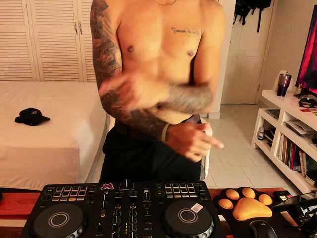 Live sex webcam photo for Tmx69 #291295936