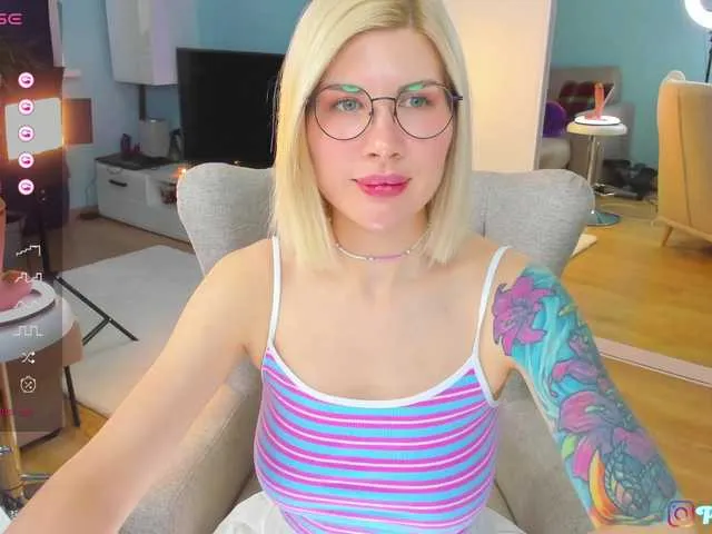 Live sex webcam photo for TokyoCat #277358095