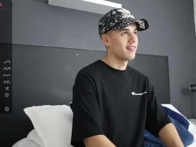 Live sex webcam photo for TomyyVM #276182536