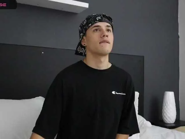 Live sex webcam photo for TomyyVM #276367123