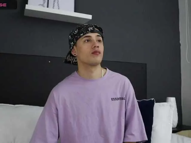 Live sex webcam photo for TomyyVM #276382411