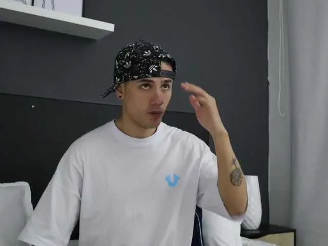 Live sex webcam photo for TomyyVM #276415143