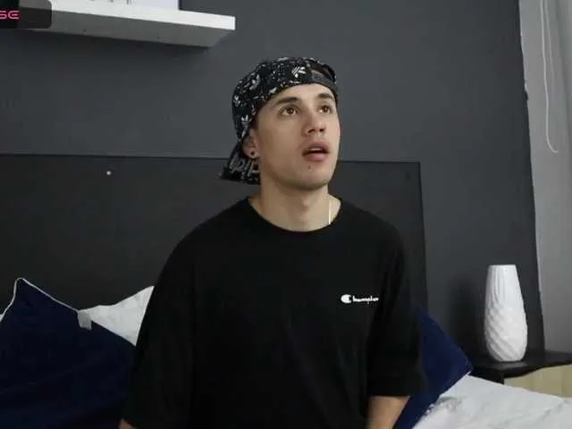 Live sex webcam photo for TomyyVM #276520298