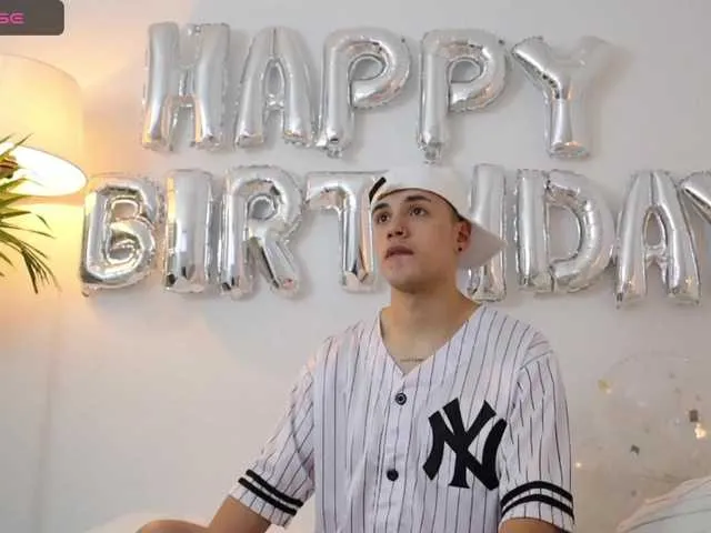 Live sex webcam photo for TomyyVM #276584401