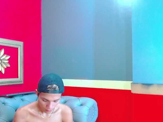 Live sex webcam photo for TonyLarson #273379128