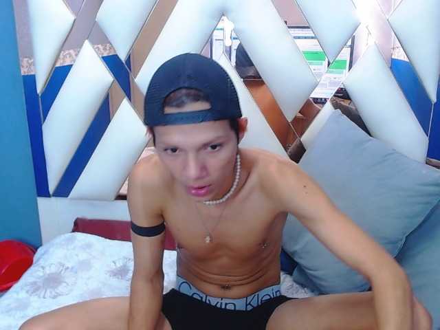 Live sex webcam photo for TonyLarson #273762283