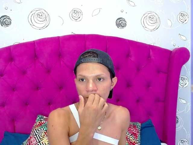 Live sex webcam photo for TonyLarson #274010945