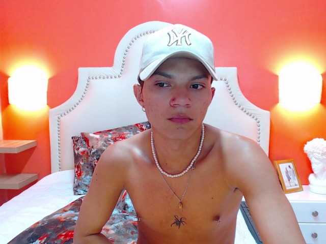 Live sex webcam photo for TonyLarson #274380850