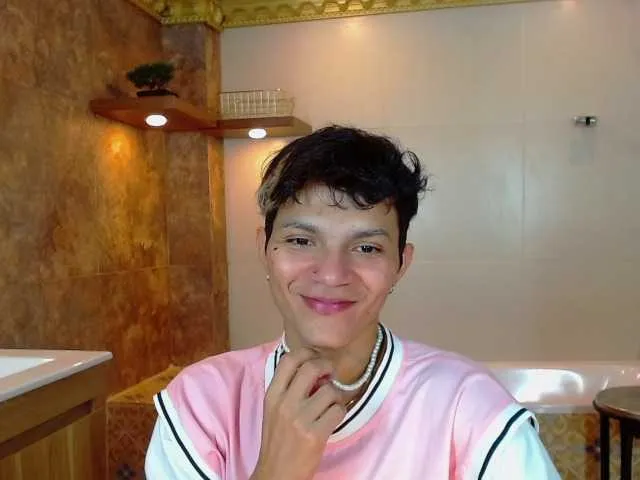 Live sex webcam photo for TonyLarson #274643280