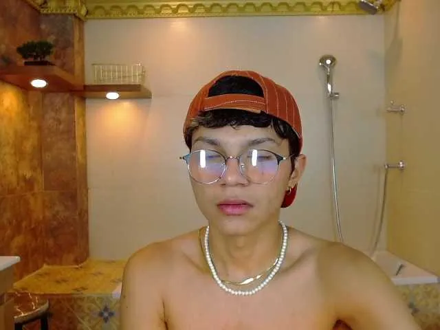 Live sex webcam photo for TonyLarson #275343292