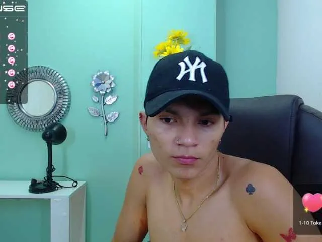 Live sex webcam photo for TonyLarson #275451850