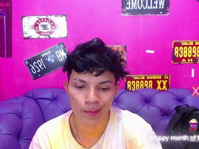 Live sex webcam photo for TonyLarson #275635279