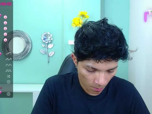 Live sex webcam photo for TonyLarson #275772423