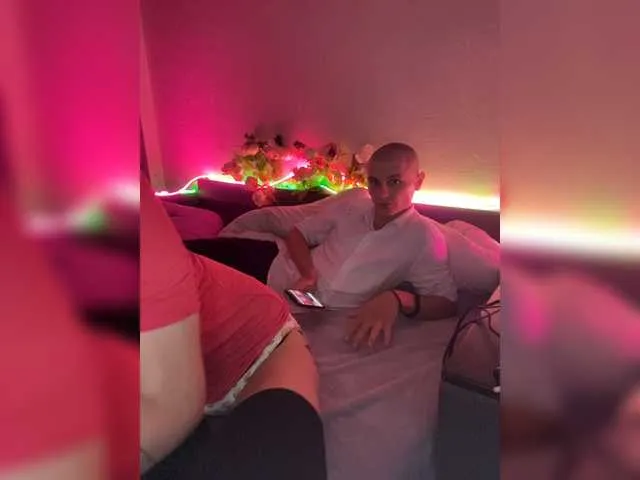 Live sex webcam photo for TouchingTwicE #274445718