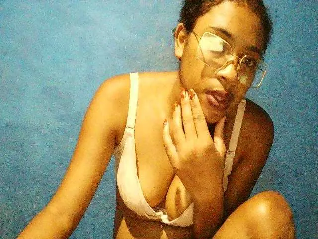 Live sex webcam photo for TriciaBella #293153990