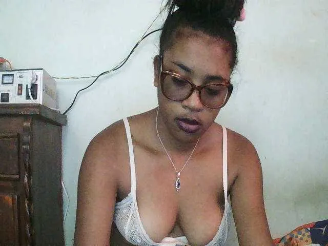 Live sex webcam photo for TriciaBella #294011482
