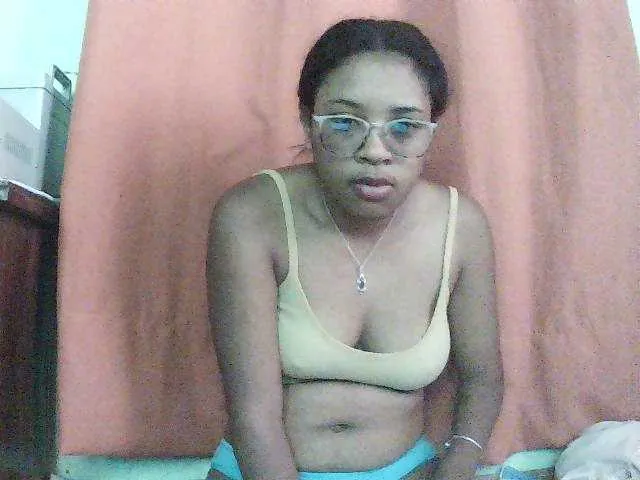 Live sex webcam photo for TriciaBella #294185758