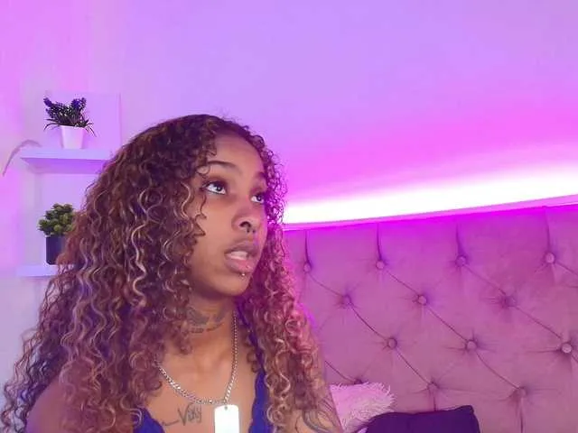 Live sex webcam photo for Triipsy #290850453