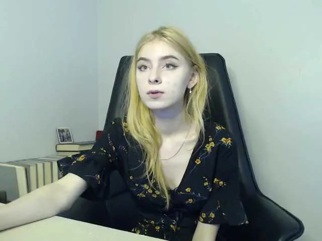 Live sex webcam photo for TwinsKarina #274220494