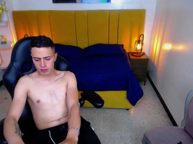 Live sex webcam photo for Tyler-Niixon #277560217