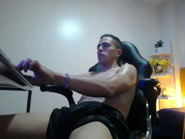 Live sex webcam photo for Tyler-Niixon #277599942