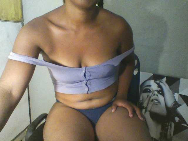 Live sex webcam photo for Undiee1 #292340562
