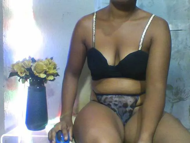 Live sex webcam photo for Undiee1 #292531115