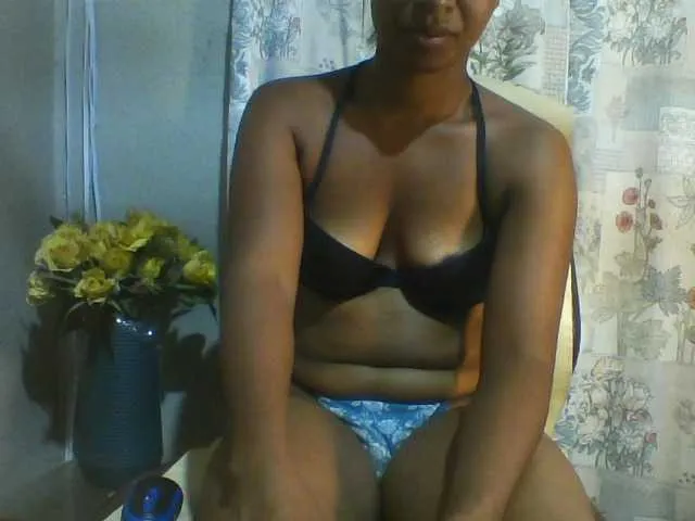 Live sex webcam photo for Undiee1 #292599646