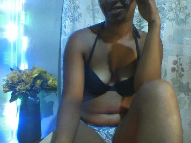 Live sex webcam photo for Undiee1 #292604449