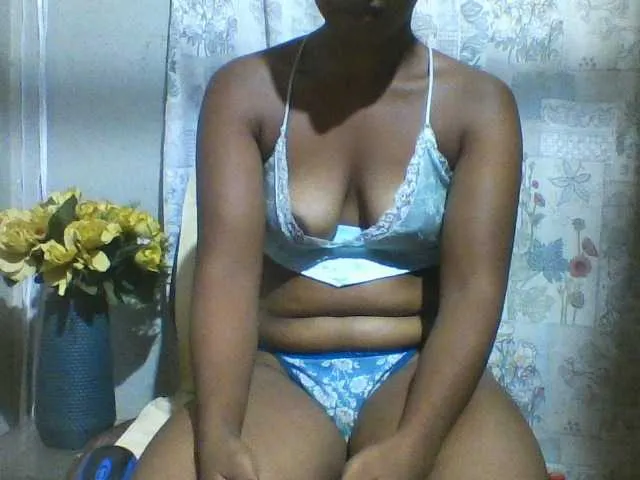 Live sex webcam photo for Undiee1 #292623842