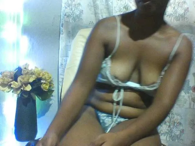 Live sex webcam photo for Undiee1 #292626086