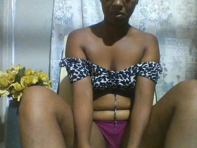 Live sex webcam photo for Undiee1 #292643553