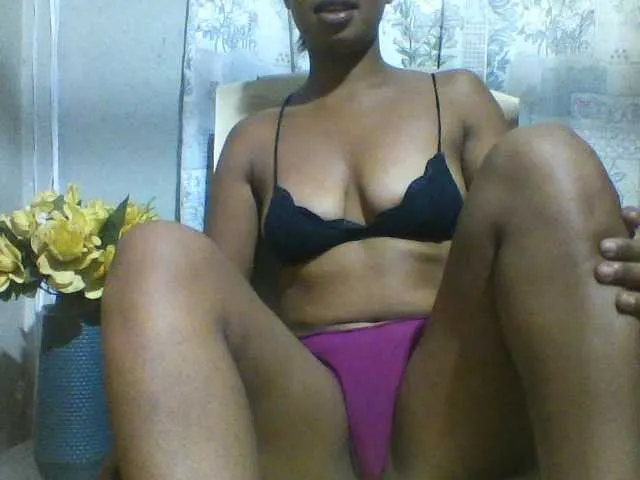 Live sex webcam photo for Undiee1 #292656386