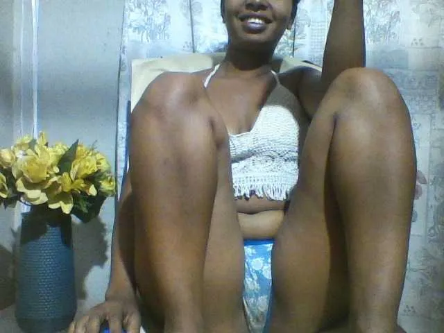 Live sex webcam photo for Undiee1 #292662978