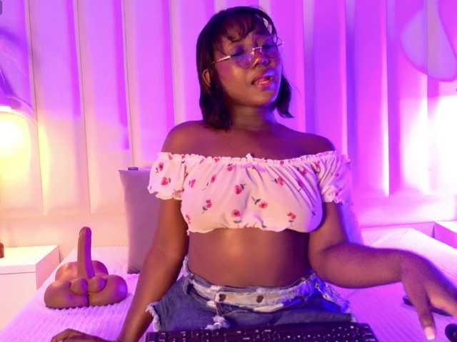 Live sex webcam photo for VICKYWALLES #291437543