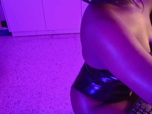 Live sex webcam photo for VICKYWALLES #291574622