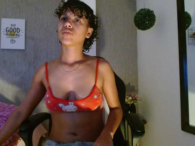 Live sex webcam photo for ValentinaDiaz #278062376