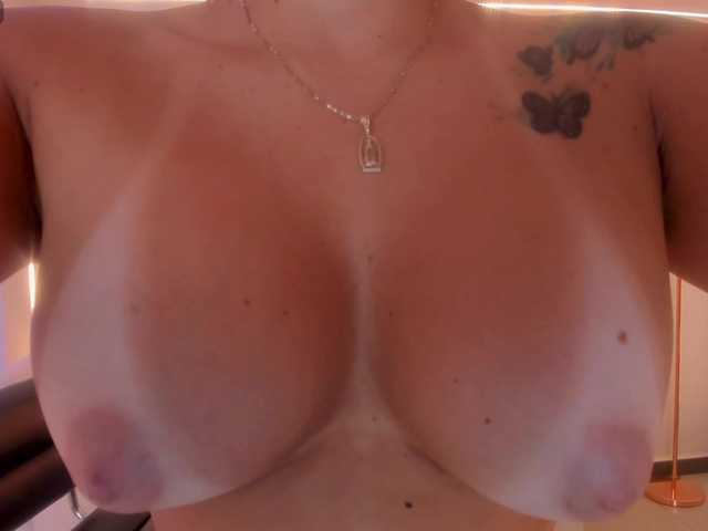 Live sex webcam photo for VeronicaBennet #277356399