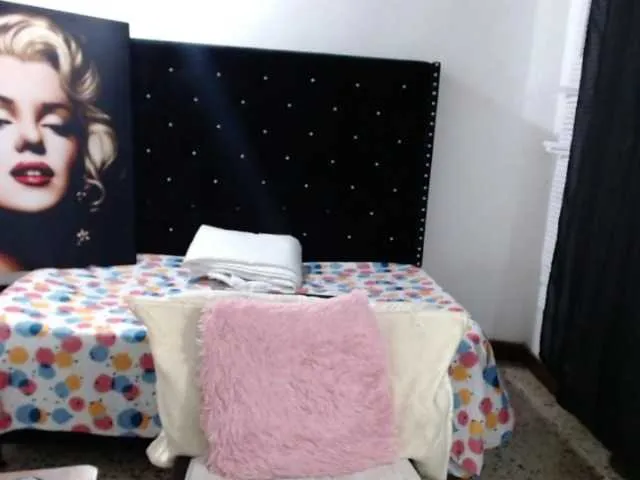 Live sex webcam photo for VickyMendoza #274711327