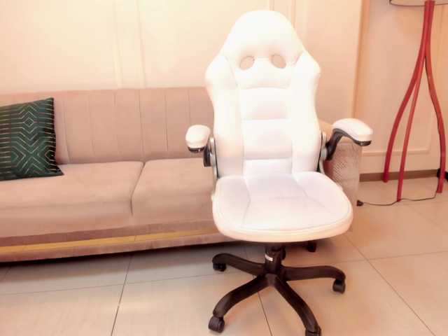 Live sex webcam photo for VictoriaG1 #273940409