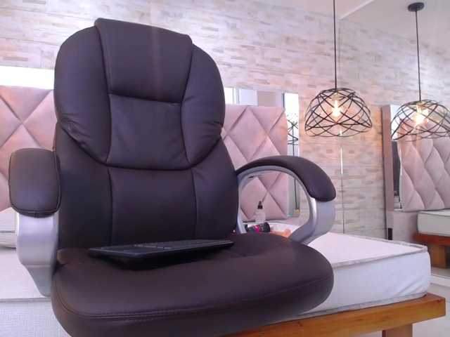 Live sex webcam photo for VictoriaMegan #272509231